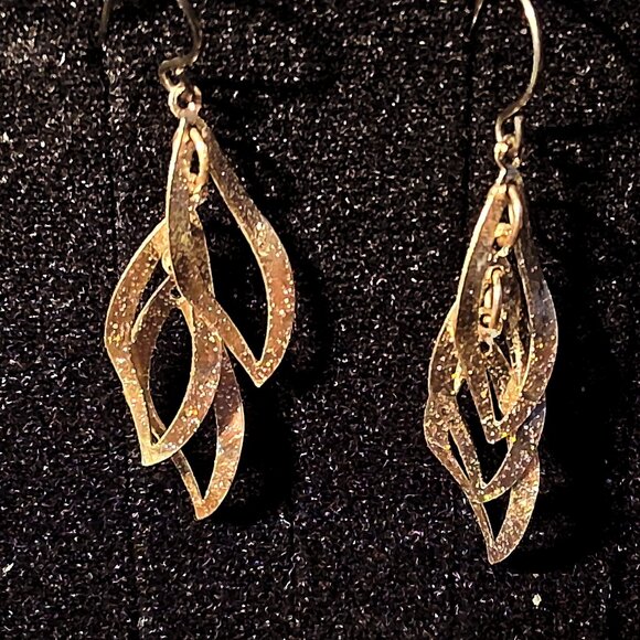 See-Through Locket and a Pair of Nautical and Geometric Drop Leaf Earrings - Picture 4 of 14